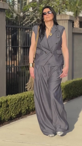 We Tallies have never had this Palazzo Flow until till the Chambray sell out in curvy, so grab yours.